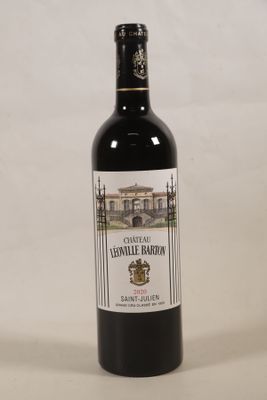 une bouteille de vin posée sur une table
