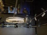 de nombreuses lumières suspendues au plafond