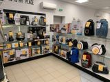 de nombreux articles à vendre sur les étagères du magasin