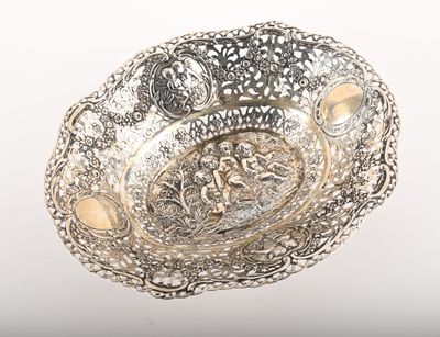 une assiette en argent finement ouvragée, ornée d'un motif décoratif