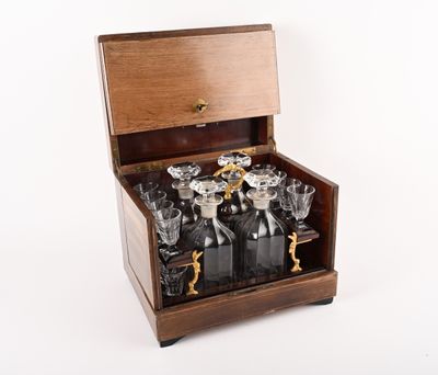 une boîte en bois contenant un service de verres à vin