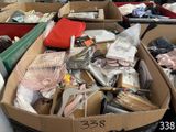 une boîte remplie d'objets divers dans une pièce
