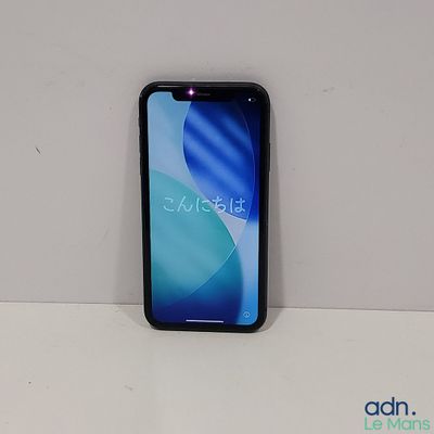 l'arrière d'un iPhone noir avec un écran bleu, posé sur une surface blanche