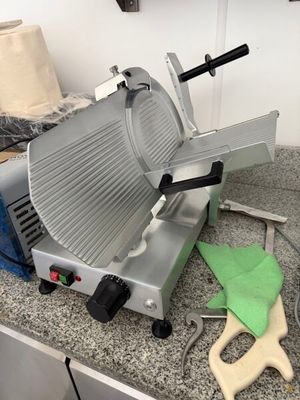 une photo d'un plan de travail de cuisine sur lequel est posé un coupe-légumes