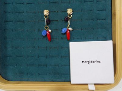 deux paires de boucles d'oreilles posées sur un plateau