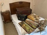 un lit sur lequel sont posés tout un tas de bagages