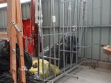 Plusieurs sacs de bagages sont empilés sur un chariot dans un entrepôt.