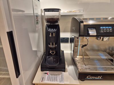 une machine à café et une cafetière posées sur un plan de travail