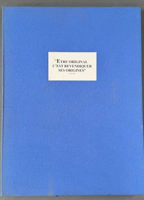 un livre bleu posé sur une table en bois