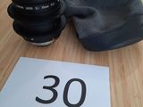 un appareil photo et un objectif posés sur une table sur laquelle est inscrit le chiffre 30