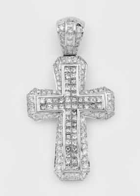 un pendentif en forme de croix en or blanc serti de diamants, sur fond blanc