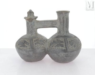 deux vases posés sur une table