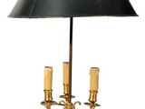 une lampe de table surmontée d'un abat-jour noir
