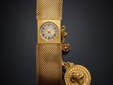 une photo d'une montre-bracelet en or ornée d'un pendentif en forme de lion