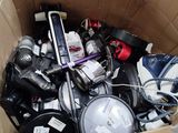 une boîte en carton remplie d'objets divers, posée dans la rue