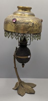 une lampe posée sur une table
