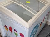 une machine à glaces posée dans un coin de la pièce