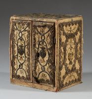 Cabinet de voyage en bois recouvert de tissu brodé en filigr…