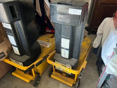 deux poubelles noires posées sur un chariot jaune