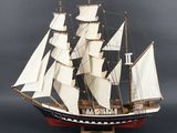une maquette de voilier exposée sur une table