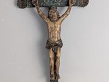 une statue de Jésus sur la croix accrochée au mur