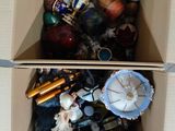 une boîte remplie d'objets assortis qui s'y trouvent