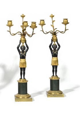 paire de chandeliers noirs et dorés représentant une femme tenant un chandelier