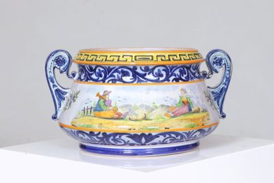 HENRIOT, Quimper. Cache-pot en faïence et émaux polychromes …