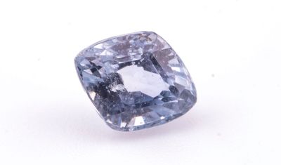un gros plan d'un diamant bleu sur une surface blanche