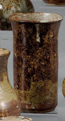 de nombreux types de vases exposés dans une vitrine