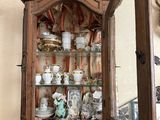 une vitrine sur laquelle sont exposées de nombreuses pièces de vaisselle en porcelaine