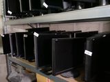 beaucoup de téléviseurs sur les rayons du magasin