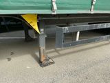 un camion vert garé sur le bord de la route
