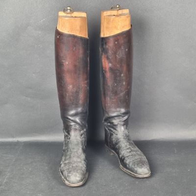 Paire de bottes de cavalerie en cuir marron. Vendues avec le…