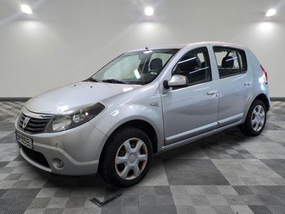 la photo d'une voiture argentée garée dans un garage