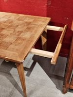 Table à allonges à dessus parqueté en chêne. (photo 4)
