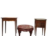 trois meubles, à savoir une table basse, une table d'appoint et un tabouret