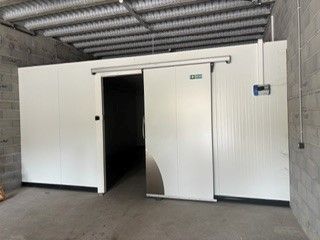 deux portes ouvertes dans un immeuble
