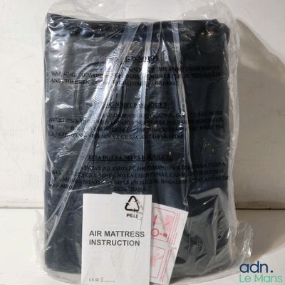 un sac contenant des matelas gonflables posé sur une table