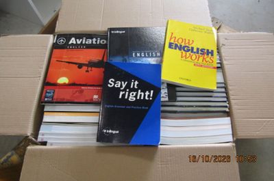 une boîte remplie de livres posée sur une table