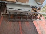 une pile de cartons posée sur une table dans un jardin