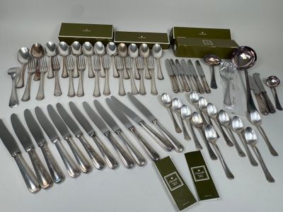 beaucoup d'argenterie sur une table avec une boîte d'argenterie
