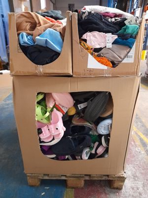 deux cartons contenant des vêtements, posés sur une palette