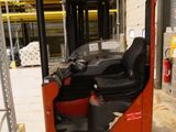 un chariot élévateur avec son conducteur dans un entrepôt