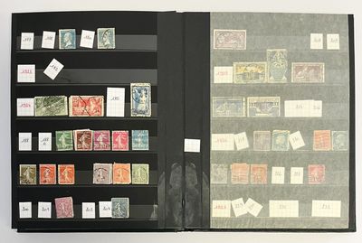 un livre avec beaucoup de timbres