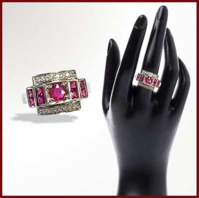 gros plan de la main d'une personne portant une bague
