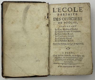 un vieux livre ouvert pour montrer le titre d'un poème