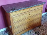 une commode en bois avec un plateau en marbre
