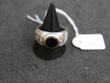 une bague en argent sertie d'une pierre noire