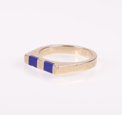 une bague en or avec une pierre bleue au centre
